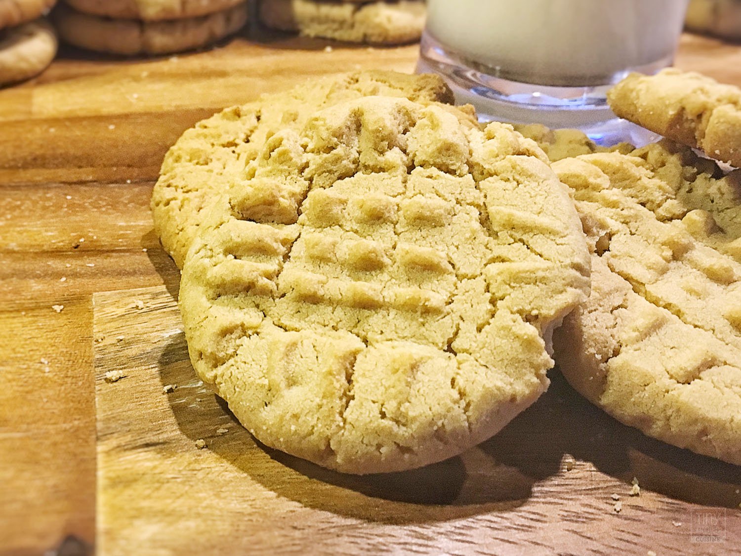 Love peanut butter cookies? They're salty, sweet, crunchy... bake this peanut butter cookie recipe and you will be coming back for more! | Tiny Kitchen Cuisine | http://tiny.kitchen